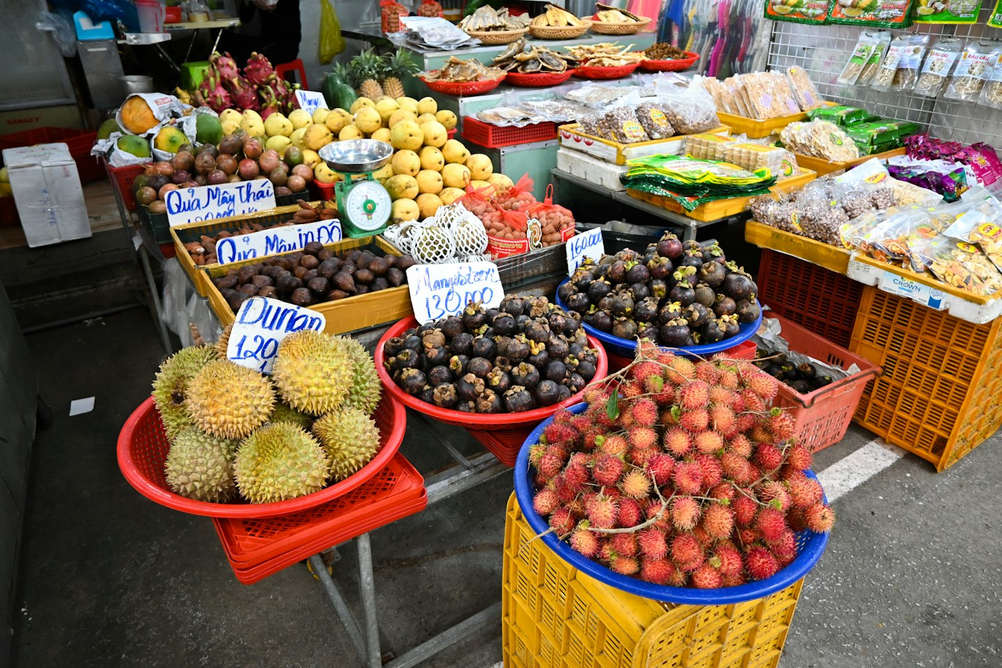 Frische tropische Früchte in Körben auf einem Marktstand.