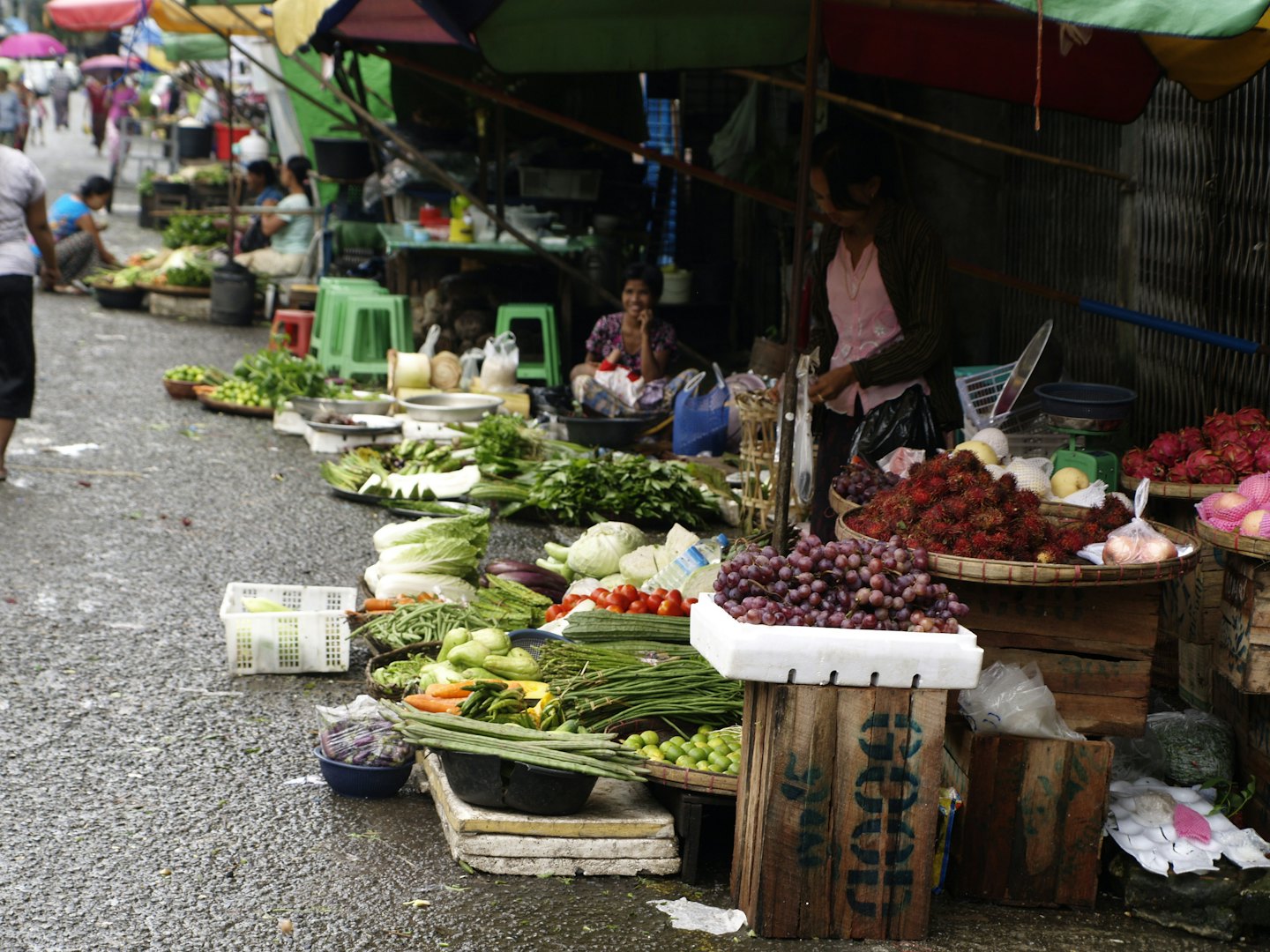 Händler verkaufen frisches Obst und Gemüse auf einem Markt.
